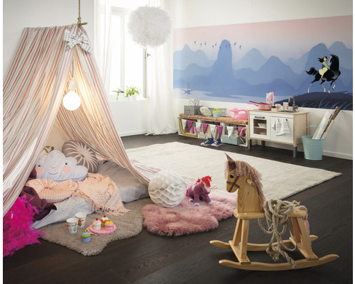 Lichte kinderkamer met speeltent, speelkeuken en hobbelpaard