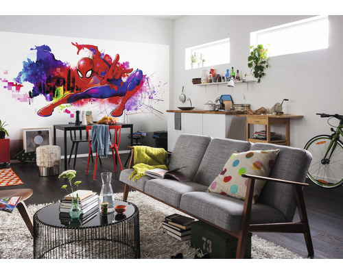 Woonkamer met Spiderman muurschildering, bank, tafel en stoelen