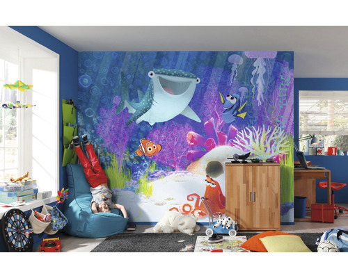 Kinderkamer met Finding Nemo fotobehang, zitzak en kind