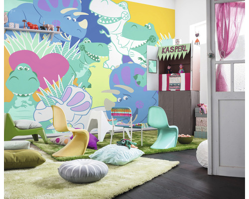 Kinderkamer met dinosaurus muurschildering, stoelen, kussens en poppenkast