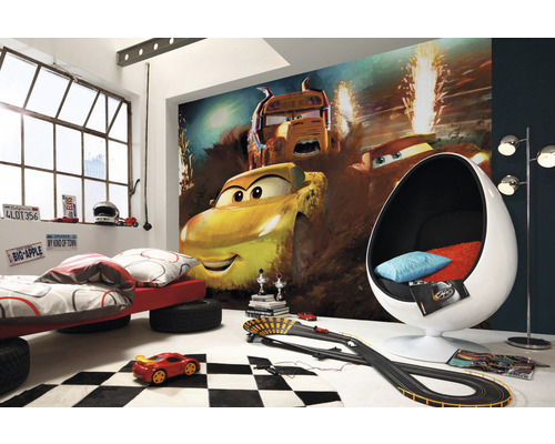 Themakamer met behang met cartoonmotieven, bed op banden, racebaan en eierstoel