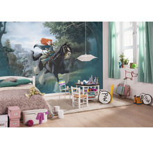 Kinderkamer met muurschildering, bed, tafel en stoelen