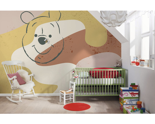 Kinderkamer met muurschildering van Winnie de Poeh, wieg en schommelstoel