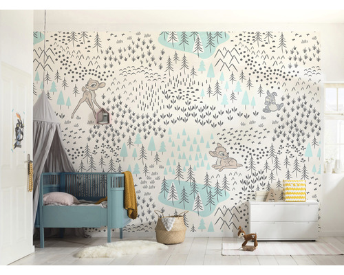 Kinderkamer met bosbehang, ledikant en commode