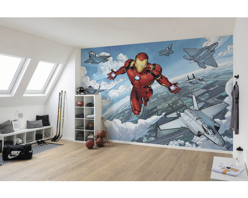 Lichte kamer met een fotobehang van Iron Man en gevechtsvliegtuigen aan de muur.
