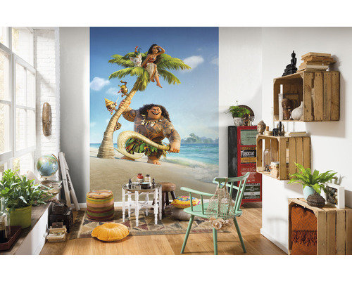 Decoratieve woonkamer met fotobehang met scènes uit de film Vaiana