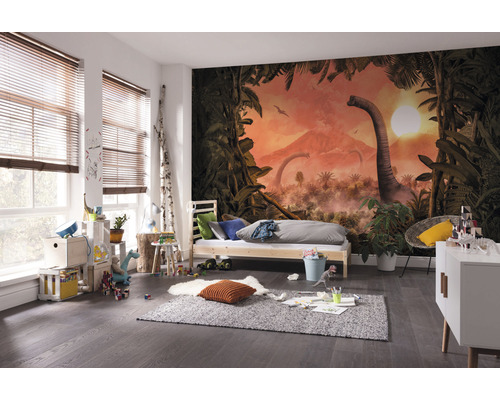 Kinderkamer met fotobehang met dinosaurusmotief, bed en speelgoed