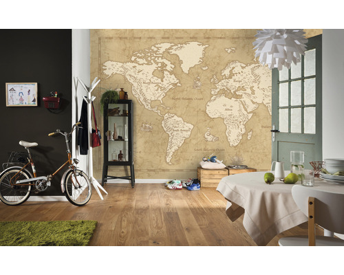 Woonkamer met wereldkaartbehang, fiets, tafel, stoel, kast en decoraties.