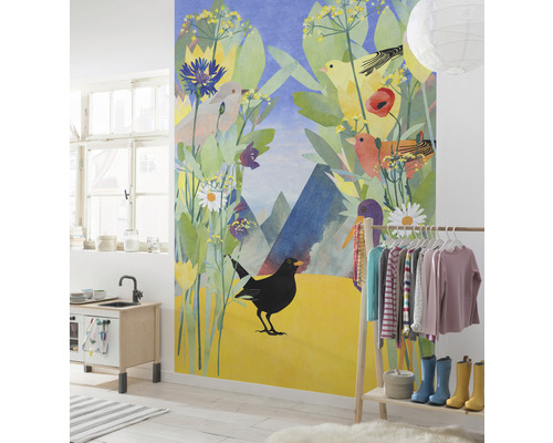 Kinderkamer met muurschildering met vogels en planten