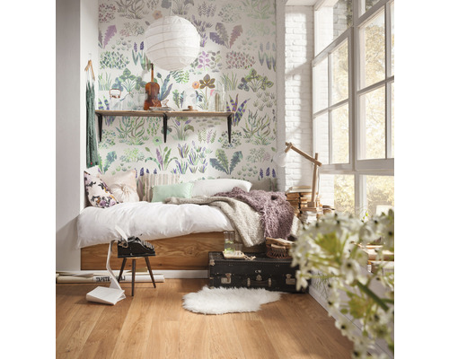 Lichte kamer met bedstee, behang met print, plank en decoraties