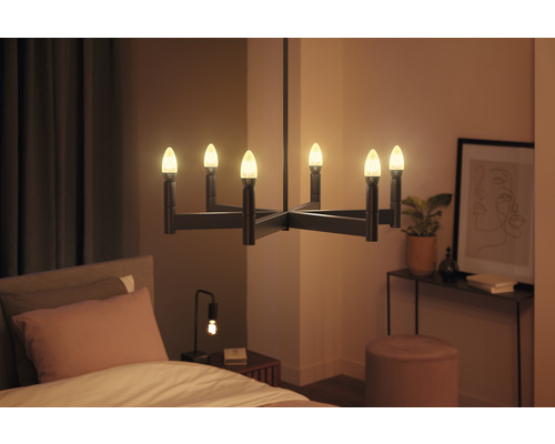 Slaapkamer met bed en hanglamp met meerdere lampen
