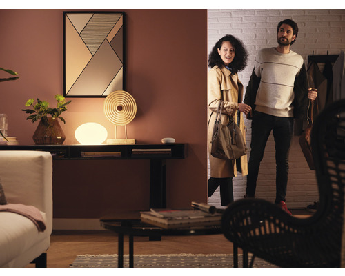 Hal met tafellamp, decoratie en stel