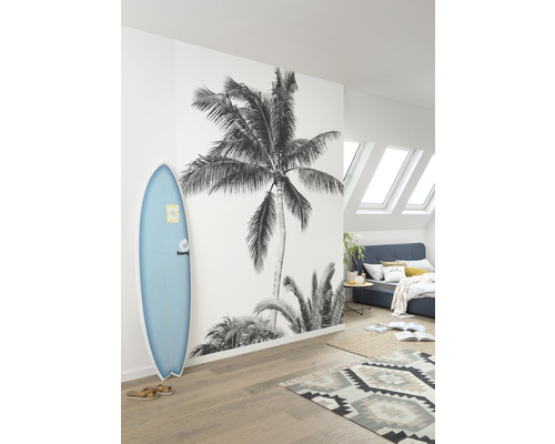 Lichte slaapkamer met fotobehang, surfboard en vloerkleed