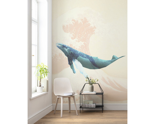 Woonkamer met muurschildering van een walvis en een golf