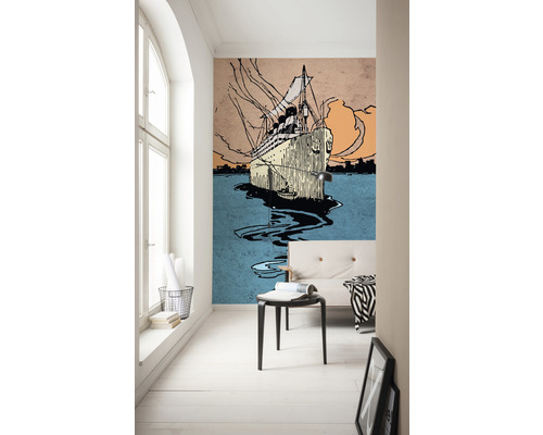 Woonkamer met een fotobehang met een scheepstekening.