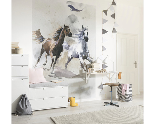 Kinderkamer met paardenbehang, commode en bureau