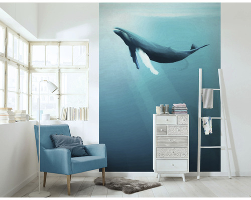 Woonkamer met walvis muurschildering, fauteuil en commode