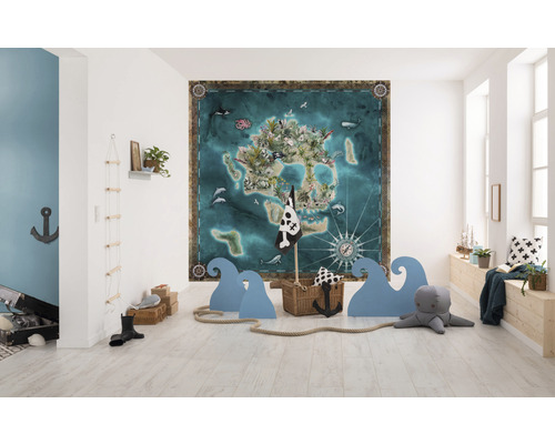 Kinderkamer met muurschildering van een pirateneiland, houten elementen en speelgoed in nautische stijl.