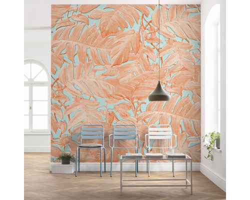 Kamer met behang met patroon, stoelen en tafel