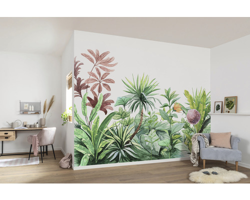 Woonkamer met geschilderd junglebehang, bureau en fauteuil