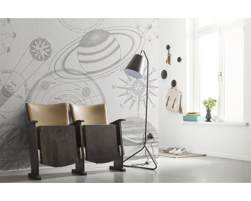 Kamerbeeld met behang met planetenpatroon, theaterstoel en vloerlamp