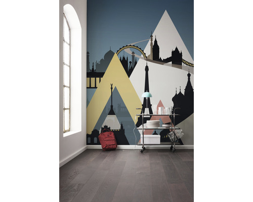 Kamer met fotobehang met skyline motief, serveerwagen en rugzak