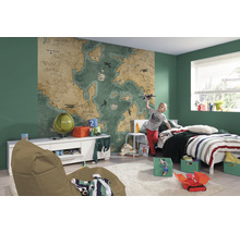 Kinderkamer met wereldkaartbehang, bed, dressoir en kind dat een speelgoedvliegtuig vasthoudt.