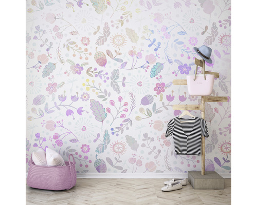 Kinderkamer met bloemmotiefbehang, mand, kledingrek en accessoires
