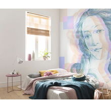 Lichte slaapkamer met bed, nachtkastje, raam en muurschildering