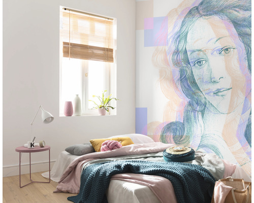 Lichte slaapkamer met bed, nachtkastje, raam en muurschildering