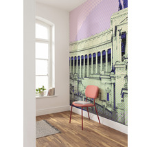 Kamer met fotobehang van een gebouw, stoel, raam en houten vloer