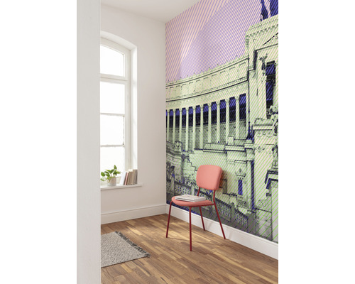 Kamer met fotobehang van een gebouw, stoel, raam en houten vloer