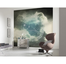 Woonkamer met patroonbehang, fauteuil en commode