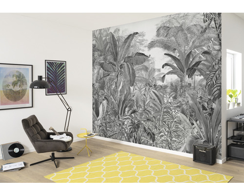 Woonkamer met jungle fotobehang, fauteuil en geel tapijt