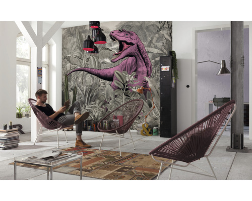 Woonkamer met behang met patroon, hanglampen en man in een stoel