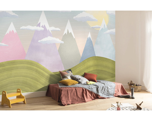 Kinderkamer met behang met bergmotief, bed en speelgoed voor een lichte en vriendelijke sfeer