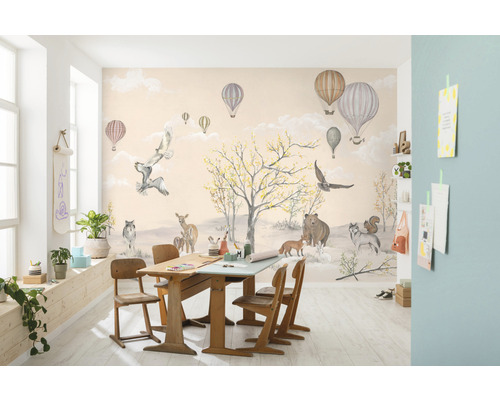 Kamer met dierenmotieven en luchtballonnen op de muur