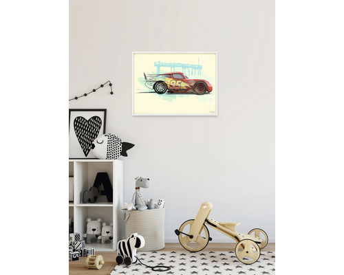 Decoratieve kinderkamer met een ingelijste afbeelding van Lightning McQueen