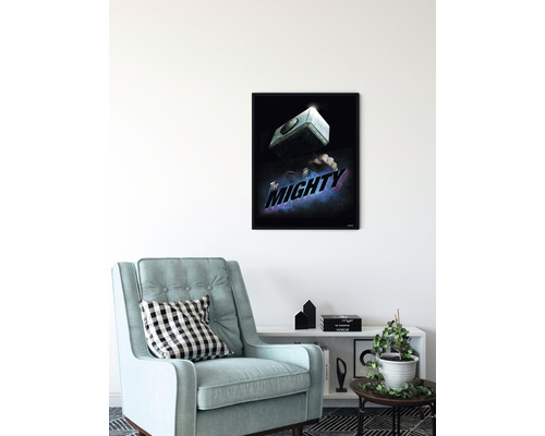 Ingelijste poster met Marvel The Mighty motief in een woonkamer