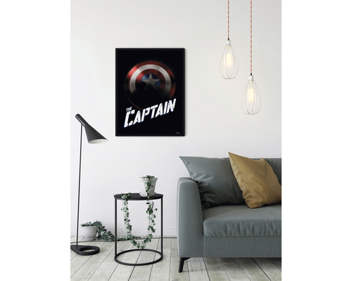 Decoratieve Captain America wanddecoratie boven een bank in de woonkamer