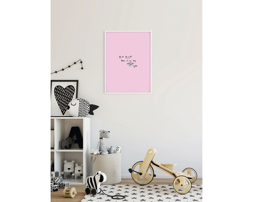 Kinderkamer met speelgoed en ingelijste afbeelding aan de muur