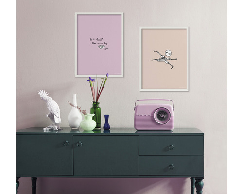 Decoratief interieur met dressoir, twee ingelijste afbeeldingen en een radio