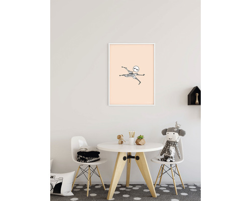 Kinderkamer met een ronde tafel, stoelen en een ingelijste afbeelding aan de muur