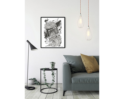 Woonkamer met bank, staande lamp, bijzettafel en ingelijste helm afbeelding