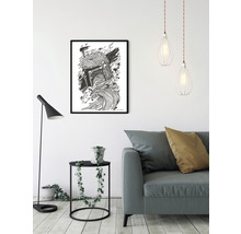 Woonkamer met bank, staande lamp, bijzettafel met plant en ingelijste muurafbeelding