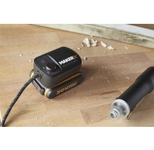 Maker X Worx naaldpunt met 20 volt lithium batterij en heteluchtpistool op een houten tafel