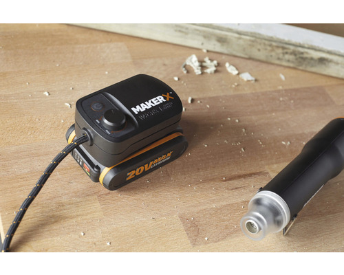 Maker X Worx naaldpunt met 20 volt lithium batterij en heteluchtpistool op een houten tafel