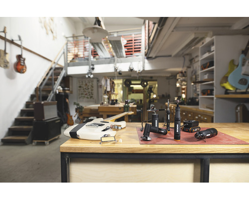 Werkplaatsopstelling met een elektrische gitaar en diverse roterende gereedschappen van het merk Worx