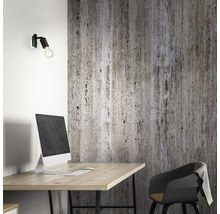 Bureau met computer, stoel en wandlamp in een studeerkamer
