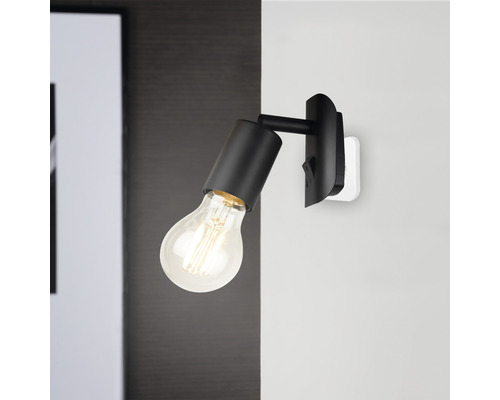 Draaibare wandlamp met lamp gemonteerd op een muur